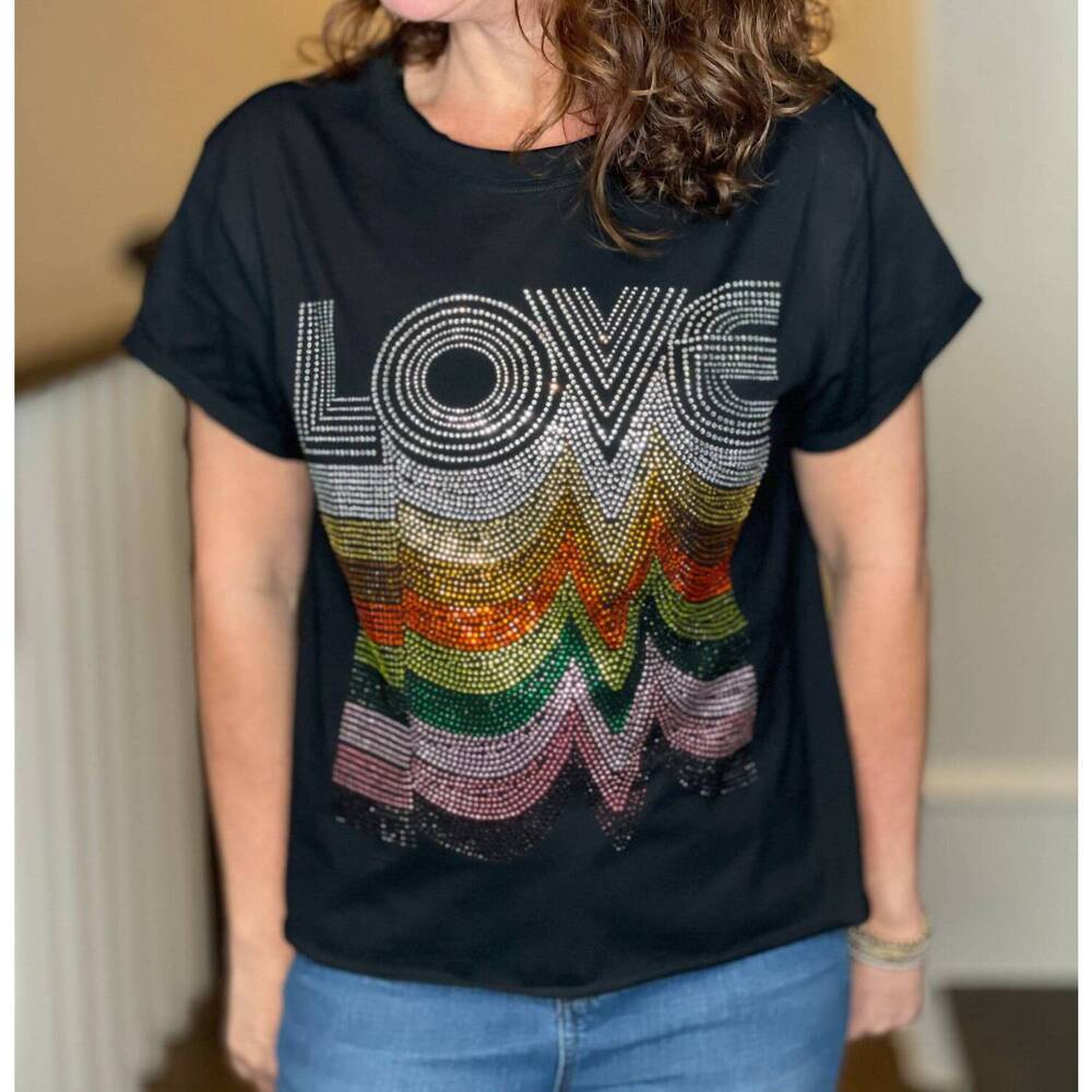 NEW MOVING FORWARD love tee shirt in black